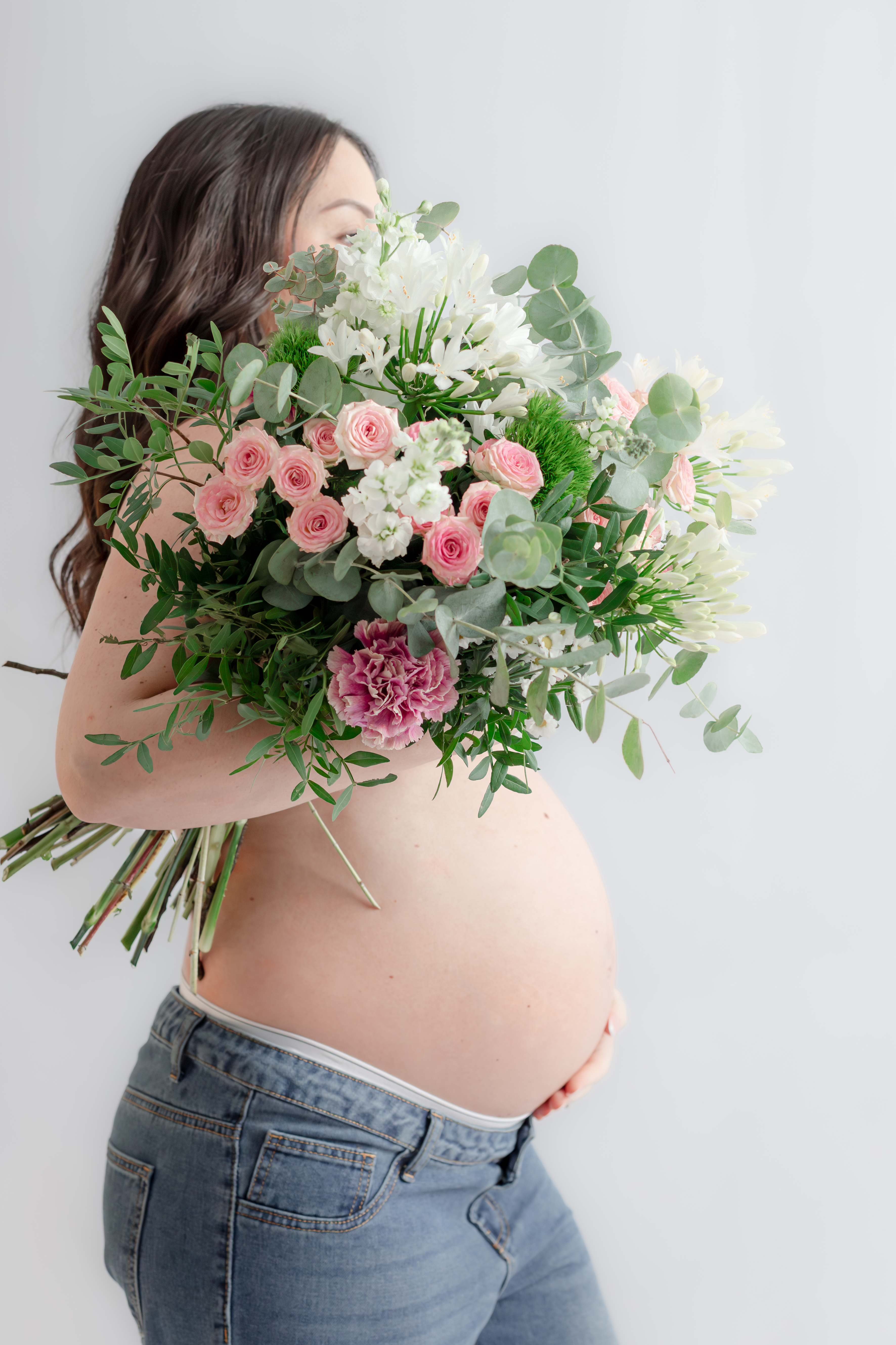 Sesión de fotografía de embarazo en Madrid, embarazada con flores