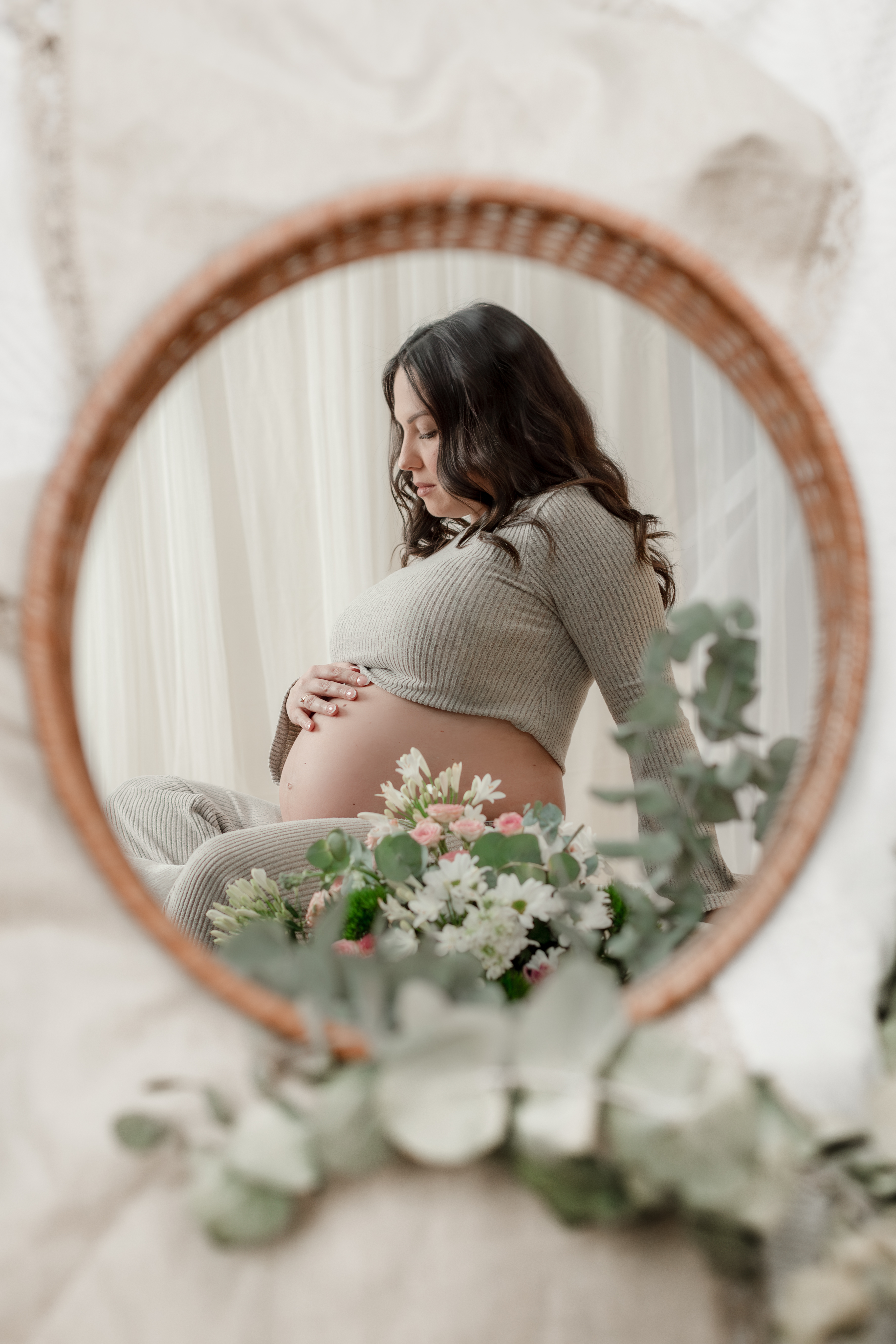 Fotografía de embarazo en Madrid, reflejo de embarazada en espejo