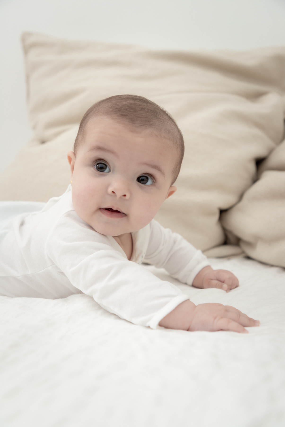 Fotografía infantil colores neutro