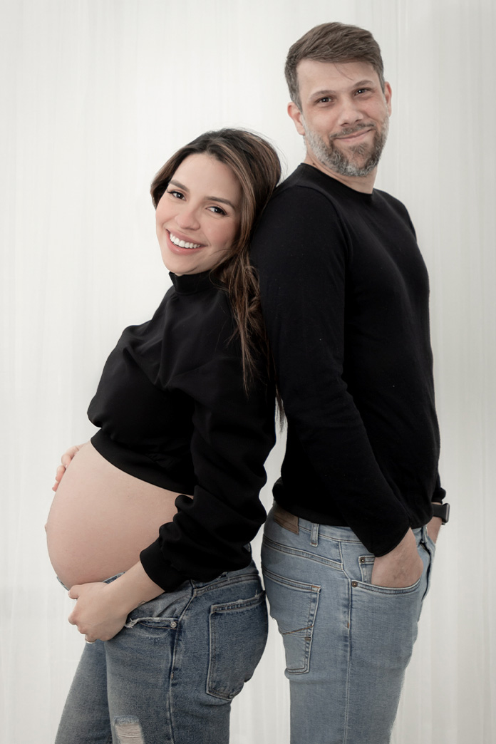 Sesión de embarazo en Madrid, pareja en blanco y negro