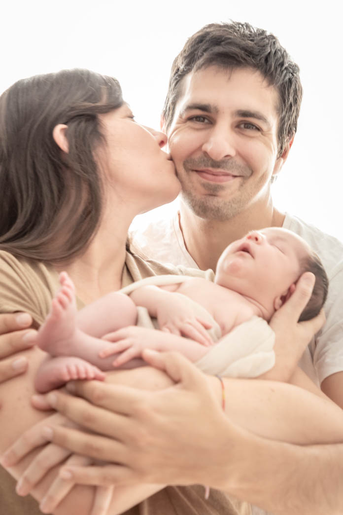 Fotografia recien nacido familia beso