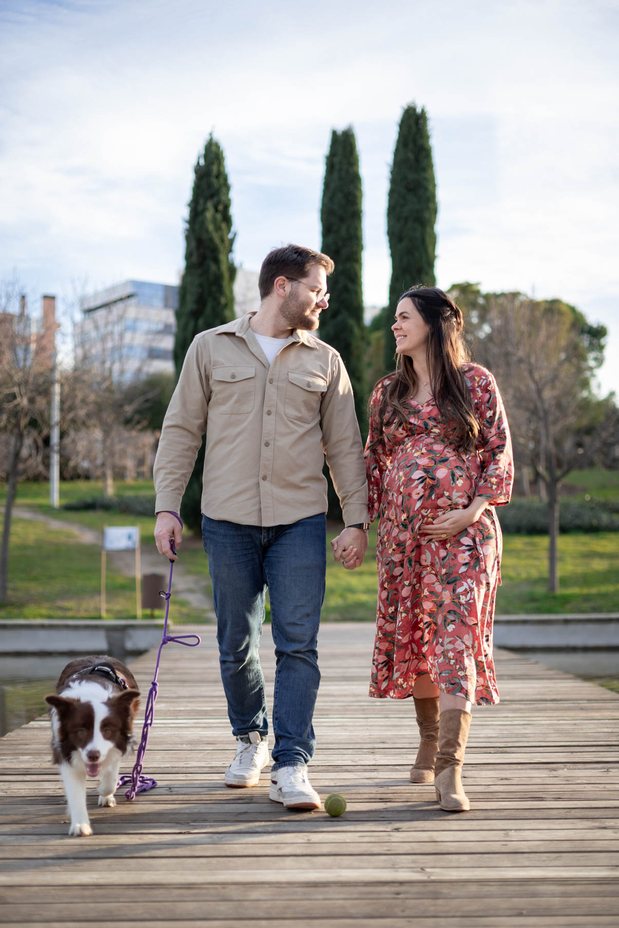 Sesión de embarazo en Madrid, pareja paseando con perro