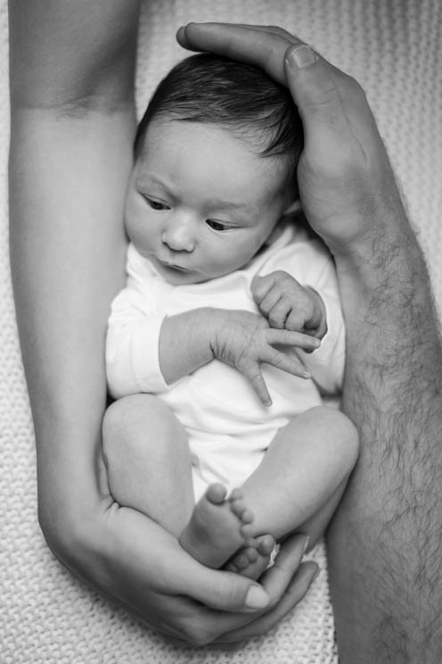 Fotografia recien nacido en brazos mama y papa