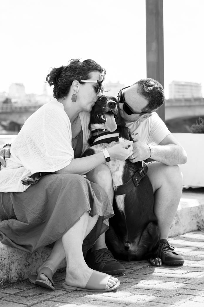Fotografía de mascotas en Galicia, pareja con perro en blanco y negro