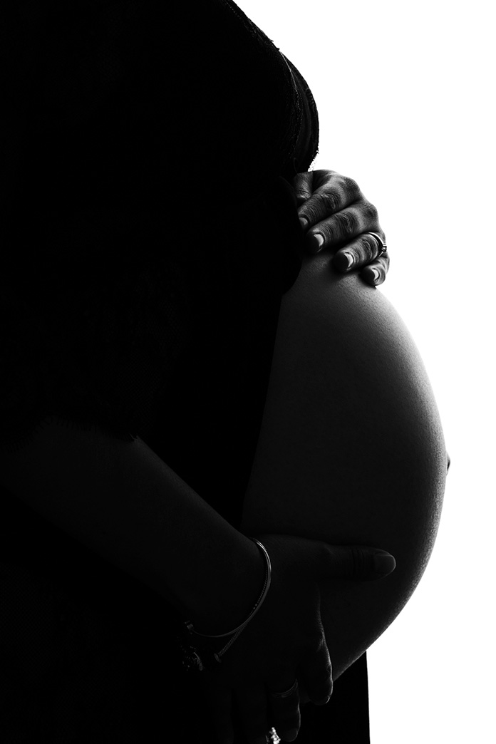 Sesión de fotografía de embarazo en Madrid, barriga en contraluz