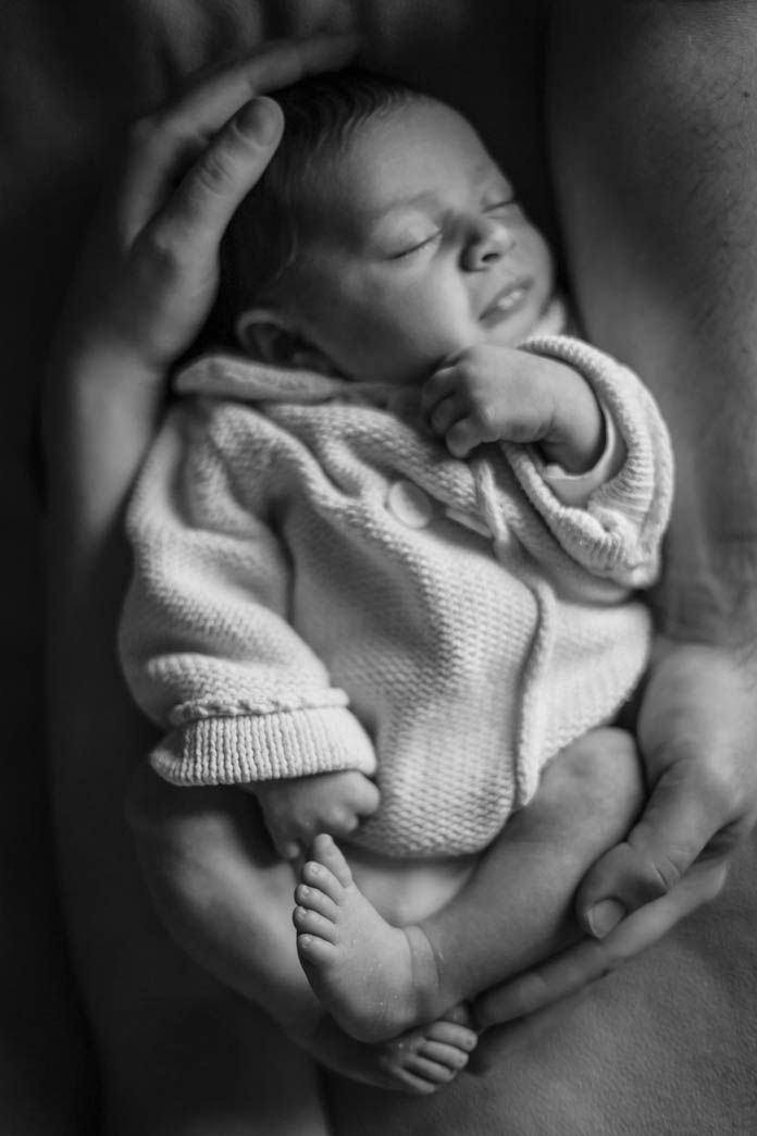 otografía de recién nacido en Madrid, bebé en brazos de papá y mamá