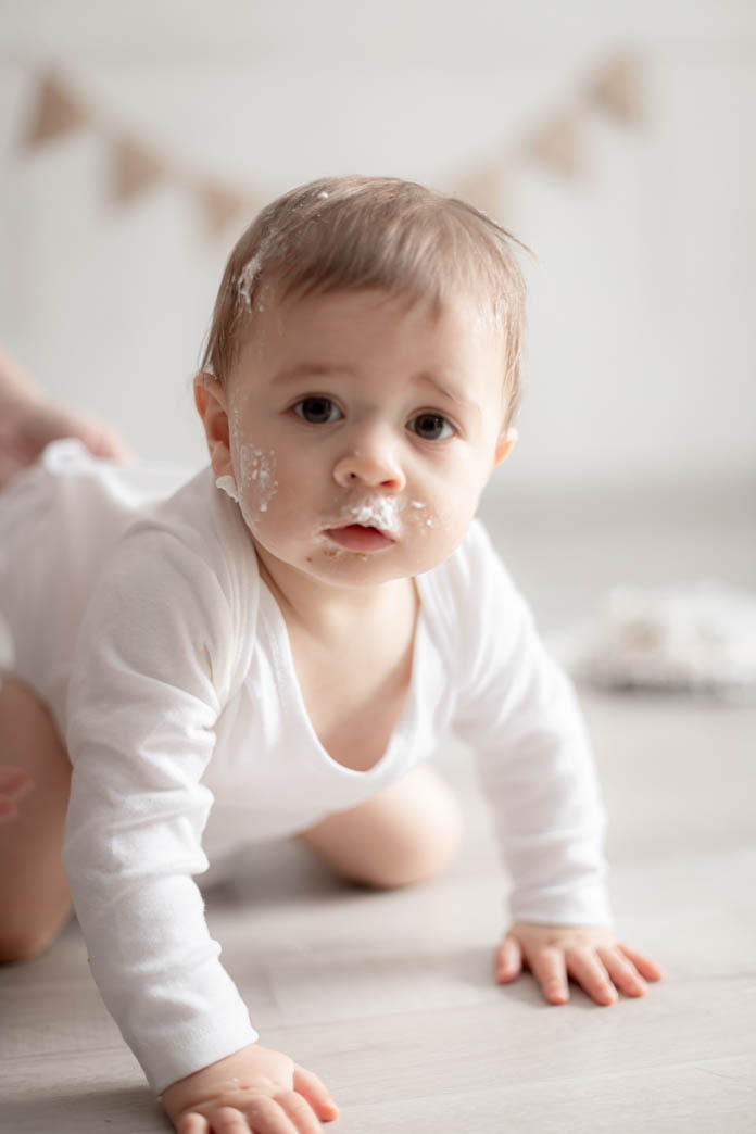 Fotografía infantil en Madrid, retrato de niño gateando