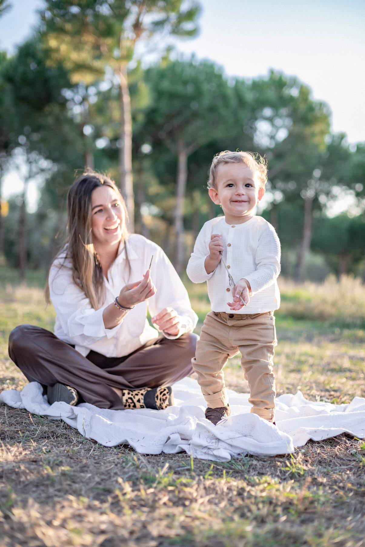 Sesión de fotografía familiar en Madrid, mamá e hijo jugando juntos