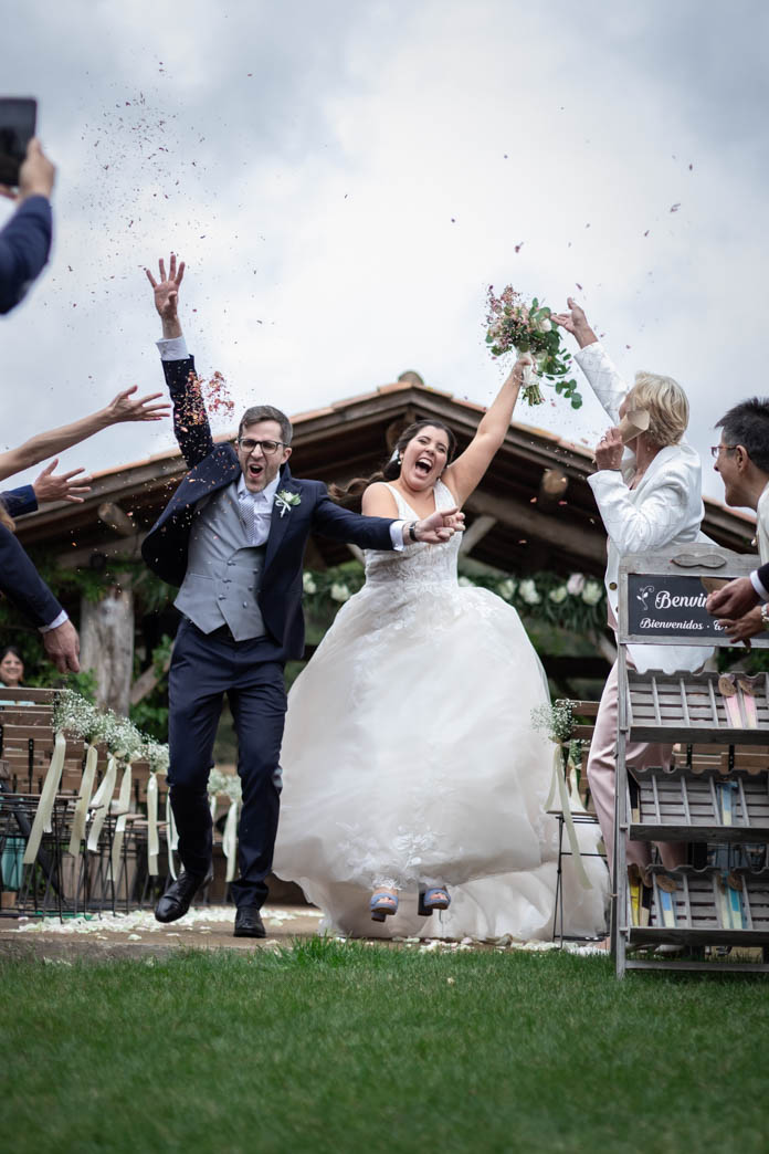 Fotoreportaje de Boda, pareja recién casada saltando