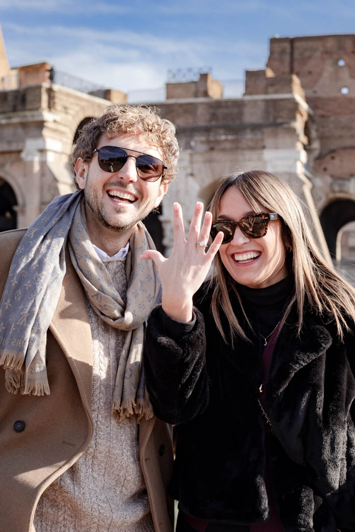 Pareja feliz en Roma, reportaje de pedida de mano en Madrid