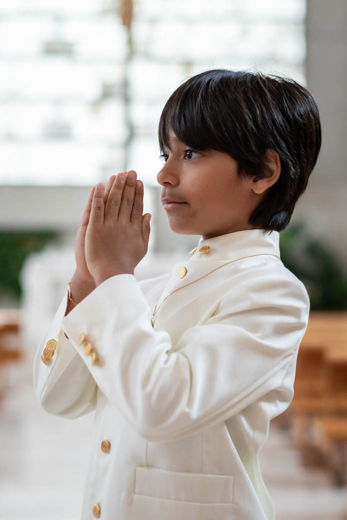 Fotografía Primera Comunión en Madrid, niño en iglesia
