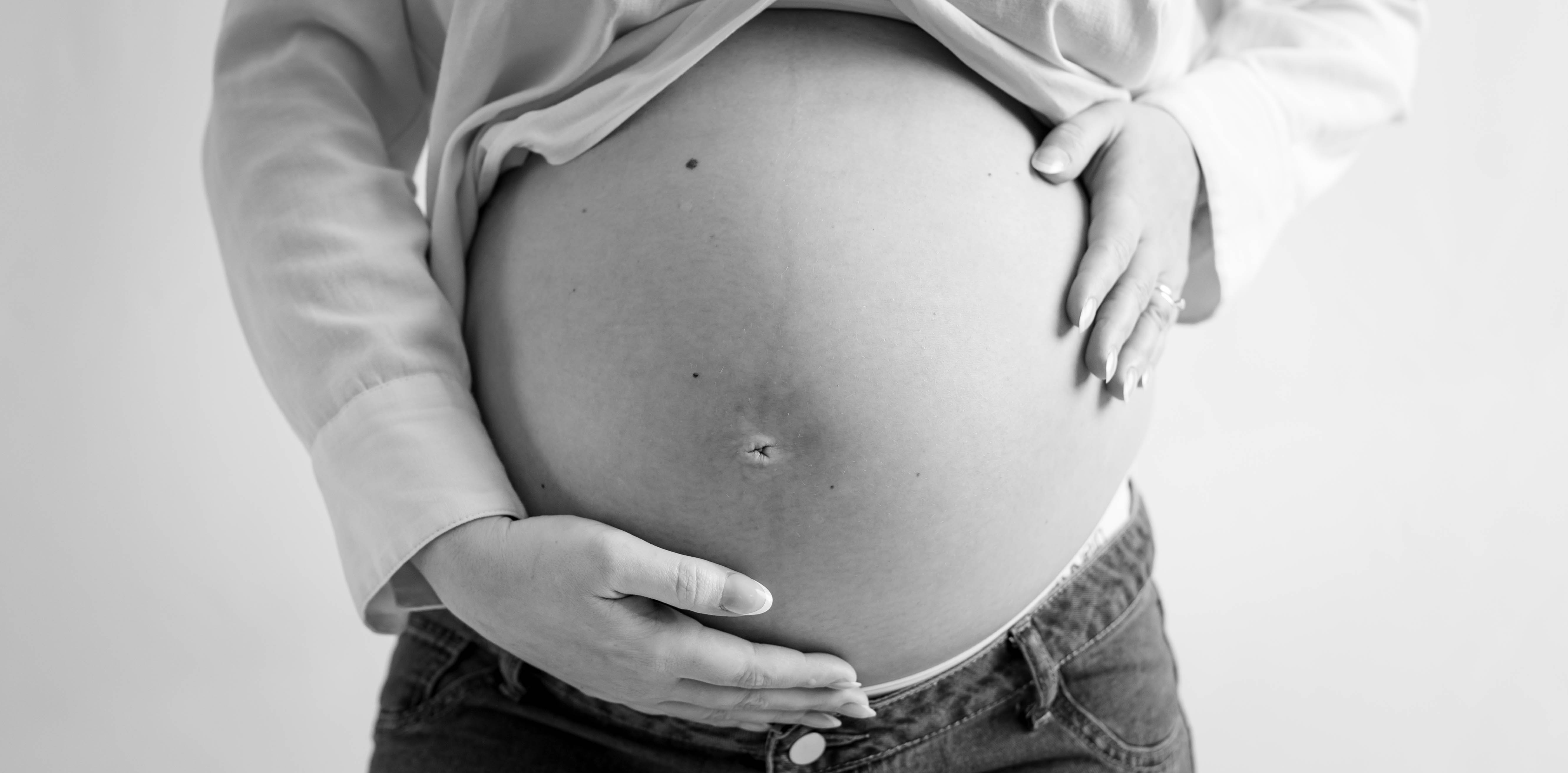 Retrato barriga embarazada en blanco y negro