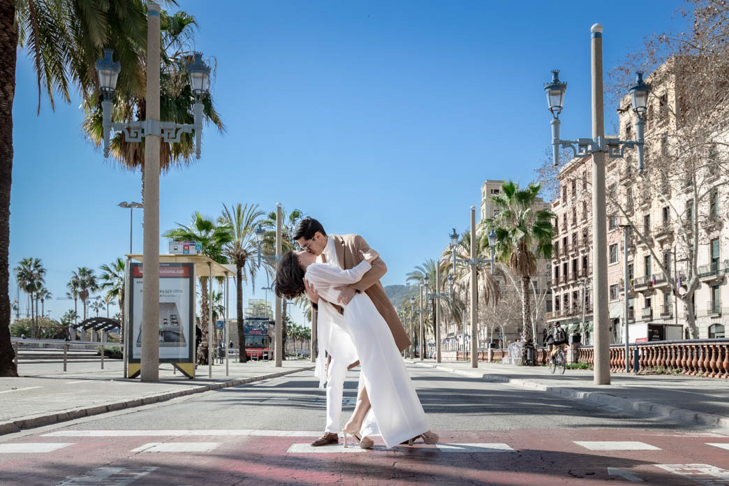 Pareja besandose en barcelona, reportaje fotográfico de boda en Madrid