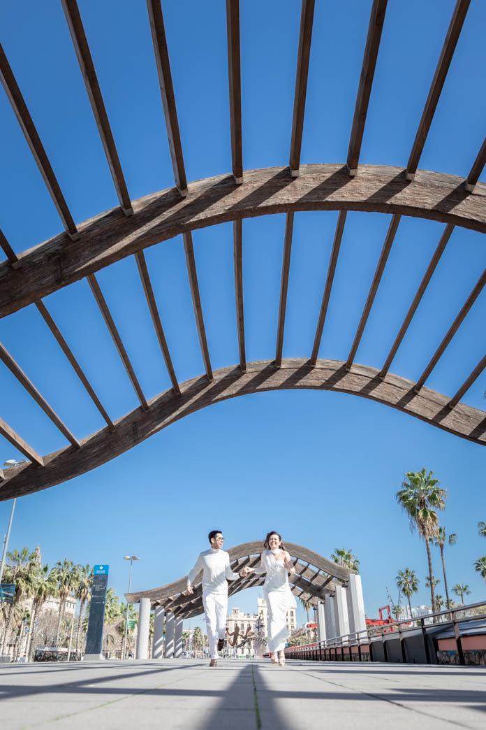 pareja corriendo en Barcelona, fotografía de Boda en Madrid