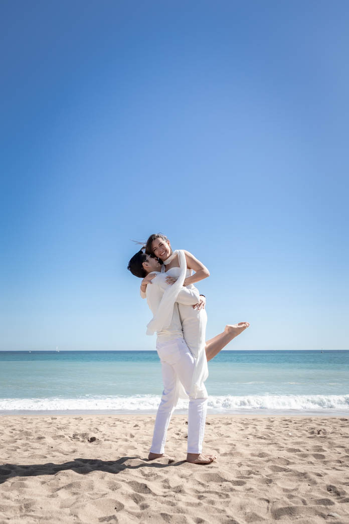La Barceloneta, pareja feliz recién casada, Fotografía de Boda en Madrid