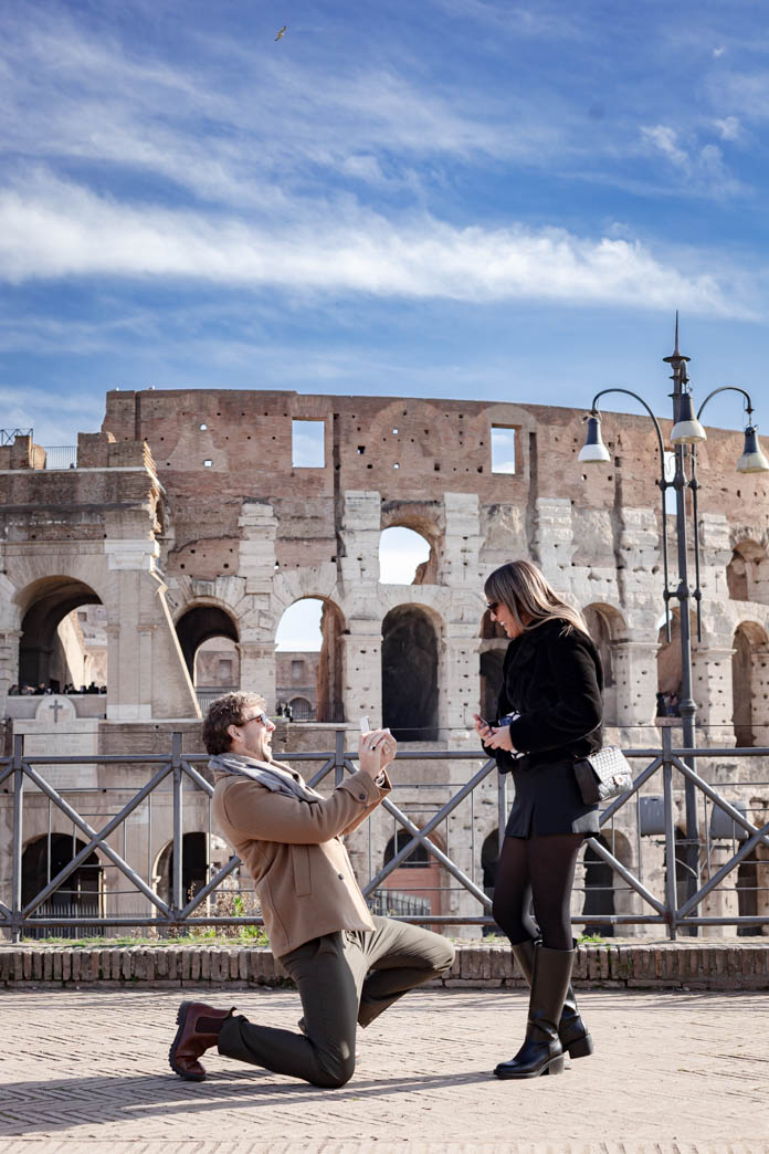 Pareja feliz en el Coliseo de Roma, reportaje de pedida de mano en Madrid