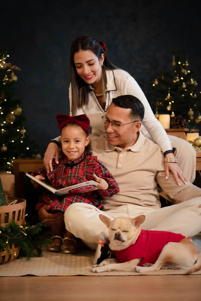 familia leyendo un cuento en sesiones de navidad de aleiram fotografia