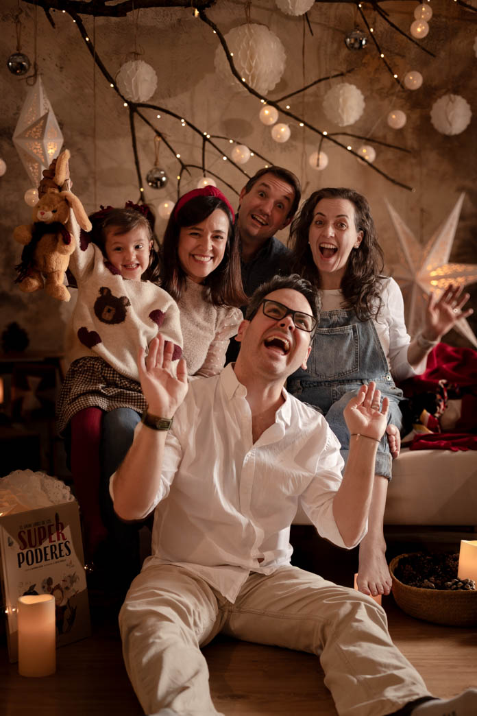 familia en sesion de fotos navideñas con aleiram fotografia